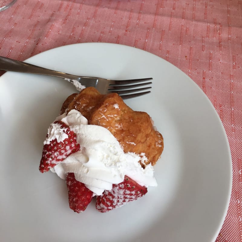 Bignè ripieno di crema e panna - L'Artista del Gusto, Milan