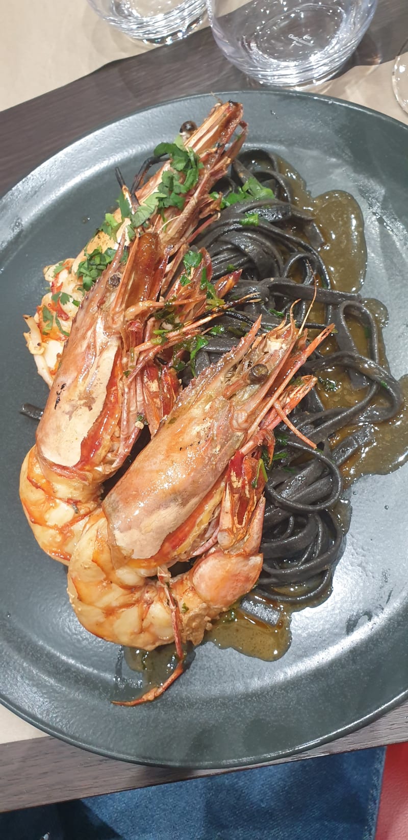 Gambas géantes, vraiment géantes (l'assiette est très grande et remplie avec seulement 3 gambas!) - Brasa Rio Rungis, Rungis