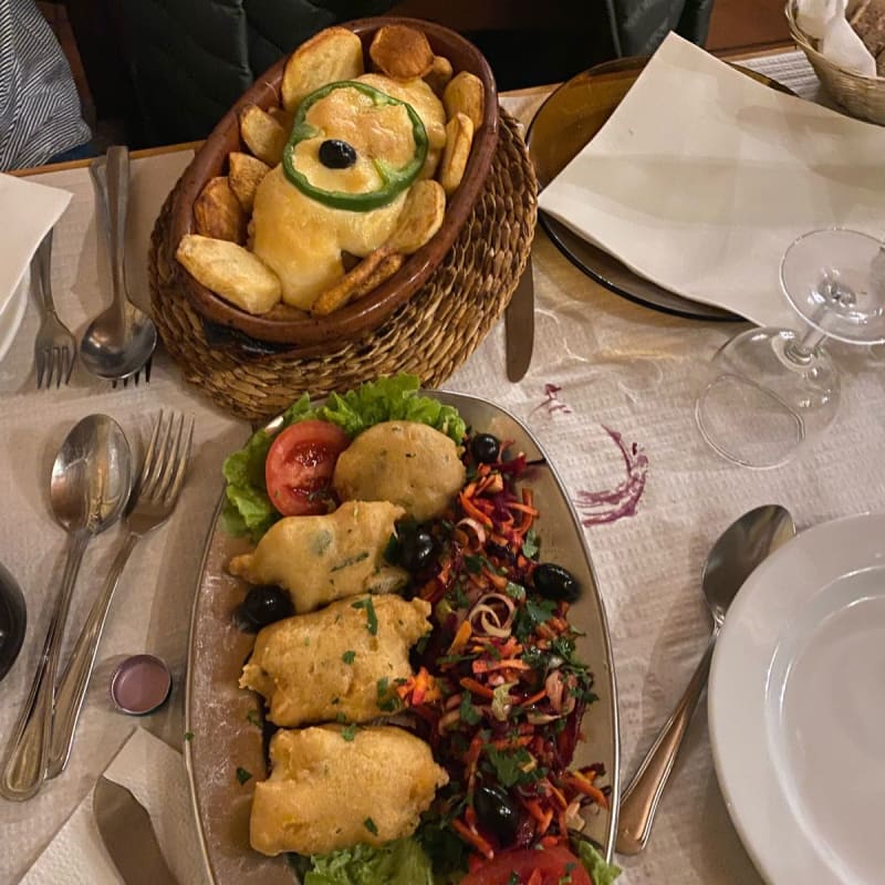 O primeiro é um bacalhau assado com batatas  - Varina da Madragoa, Lisbon