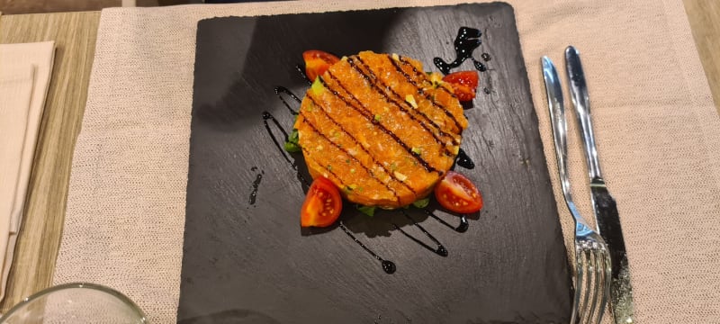 Tartare di salmone con avocado  - Ocean Restaurant, Milan