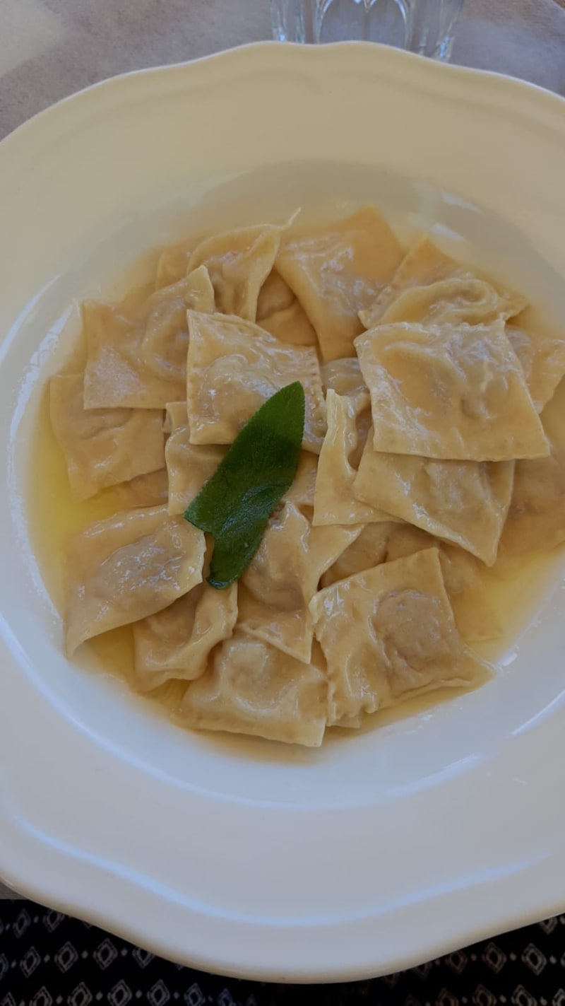 ravioli di borraggine burro e salvia - Agriturismo Mamma Chica, La Spezia