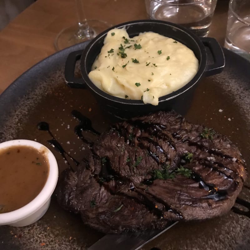 La pièce de bœuf fait 200g et très bonne - The Family, Paris