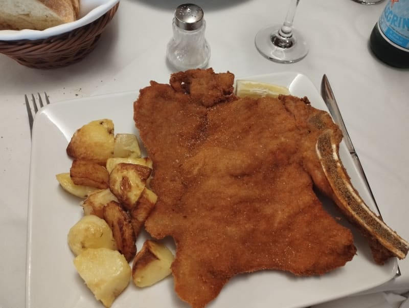 Cotoletta di vitello alla milanese con patate al forno - Al Cantinone Unione, Milan