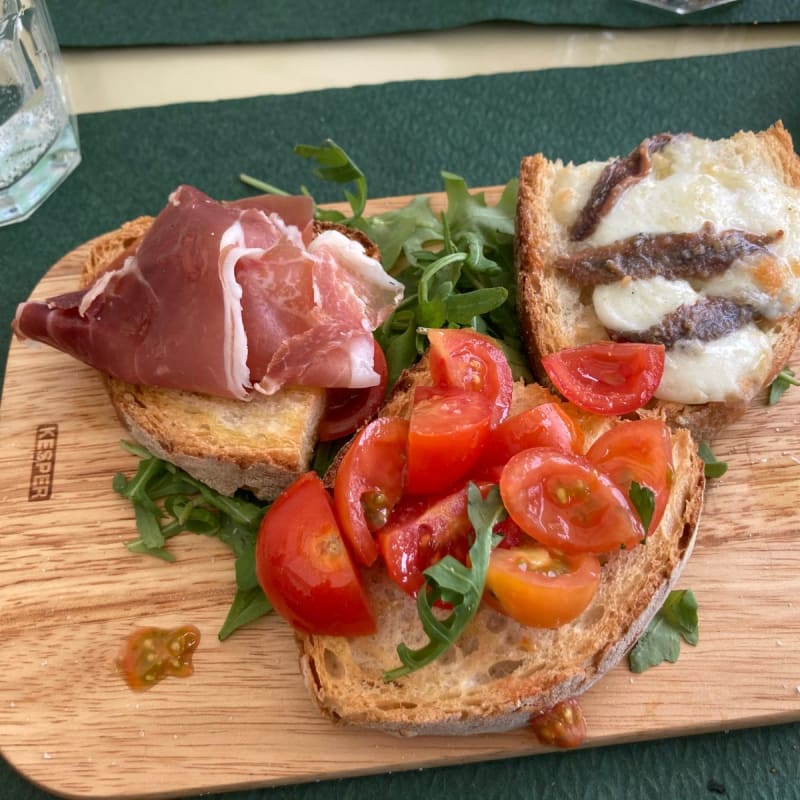 Bruschette: bufala e alici, prosciutto, pomodoro - Dai Cugini, Rome