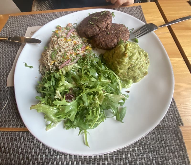 Hambúrguer de feijão preto com quinoa e guacamole - Local Your Healthy Kitchen -  Santos, Lisbon