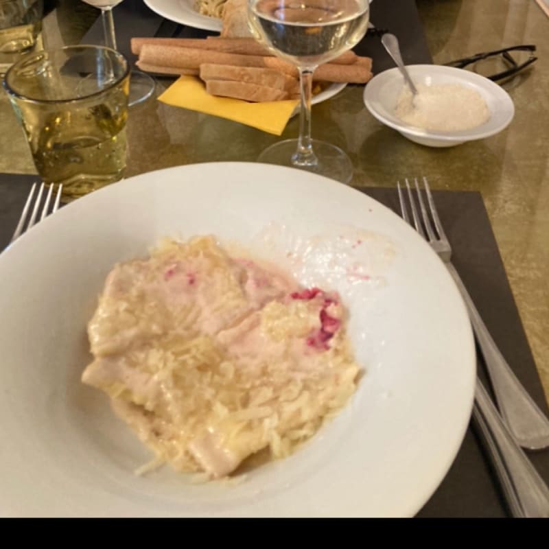 Ravioli con ripieno di rape rosse su letto di formaggio di fossa  - Ristorante Farneta, Cortona