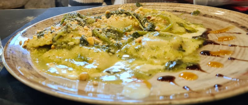 Ravioli ripieni con ricotta e verdure su salsa di noci e pinoli - Il Bucaneve Gambarie