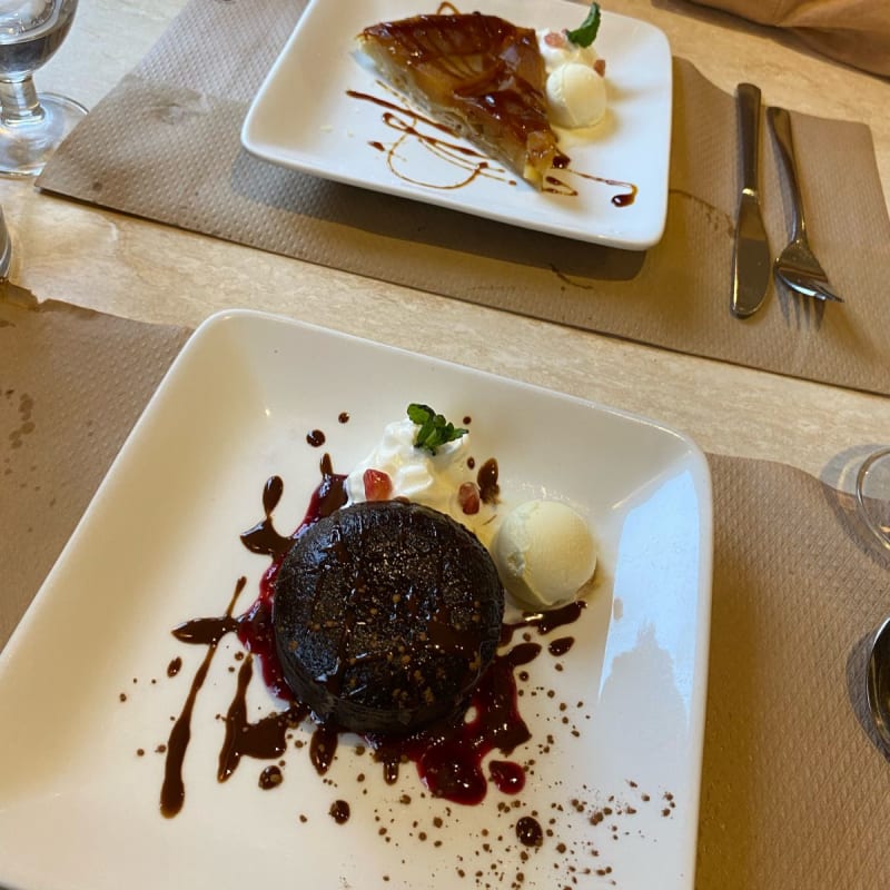 El coulant increible! Y la tarta muy fina y saborosa. - Fonda Montserrat, Tarragona