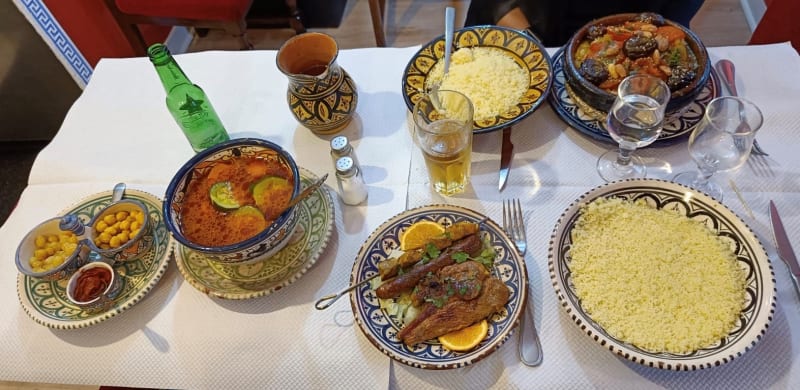 Couscous grillades + tajine agneau pruneaux et amandes - Le Berbère