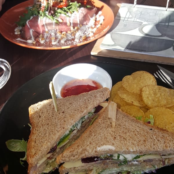 Goede presentatie en echt lekker.Prijs €8,00 & €8,50 . - Lunchroom Op de Hoek, The Hague