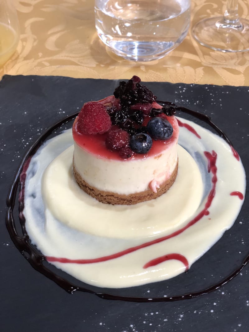 la meringetta con cuore ai frutti di bosco su crema chantilly  aromatizzata alla vaniglia - Il Tetto Brianzolo