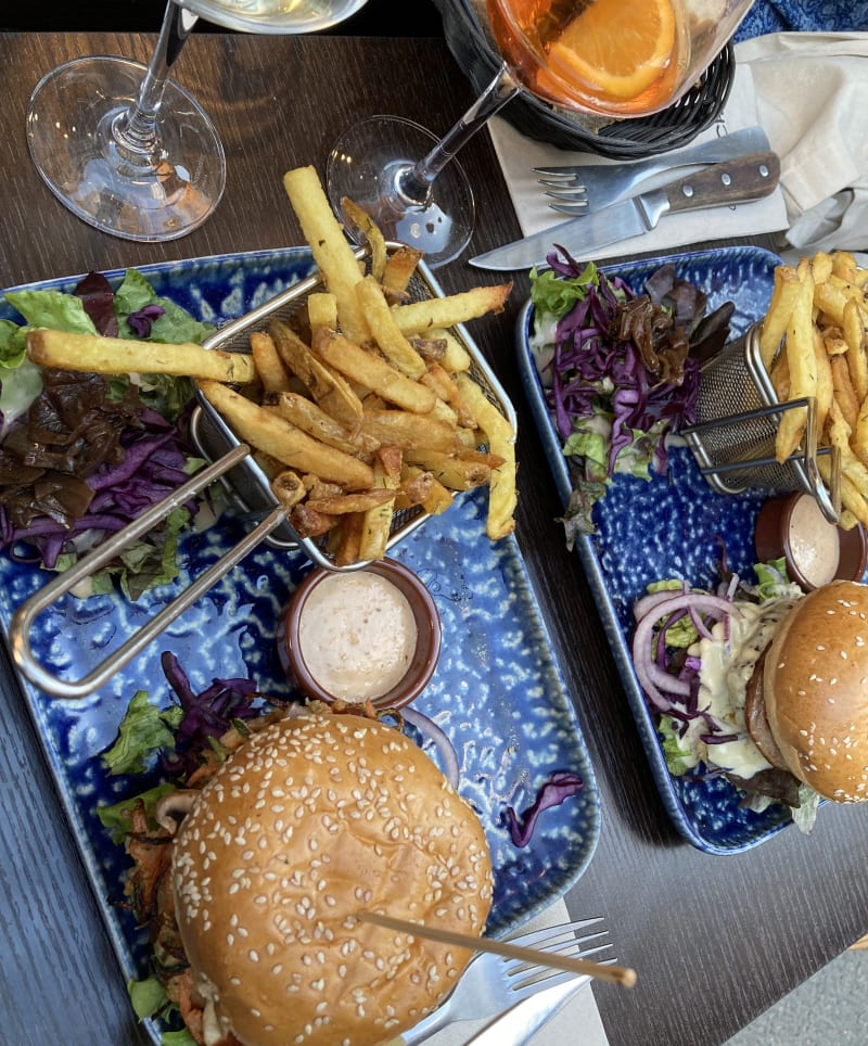 Burger veggie/frites  - Ô'Cocher     Table et Burger, Paris