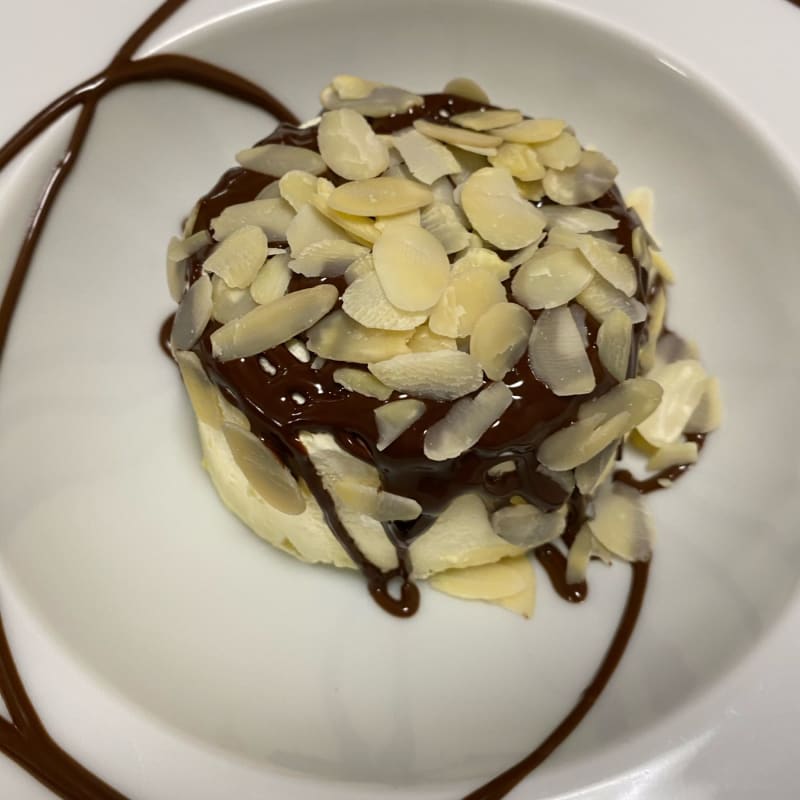 Semifreddo al torroncino con mandorle e cioccolato - La Pergola