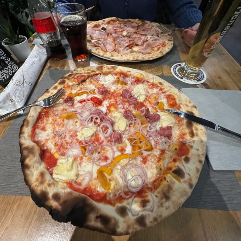 Pomodoro, mozzarella, peperoni, cipolla, brie, salsiccia - Olsi pizza e cucina