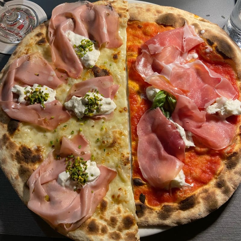 Metà pistacchiosa (di stagione) e metà italiana - Olsi pizza e cucina