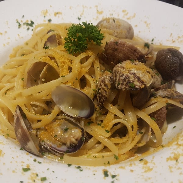 Very tasty and simple, but the pasta on the top was a little bit dry. Plenty of clams - Ristorante Pizzeria Karalis, Leiden