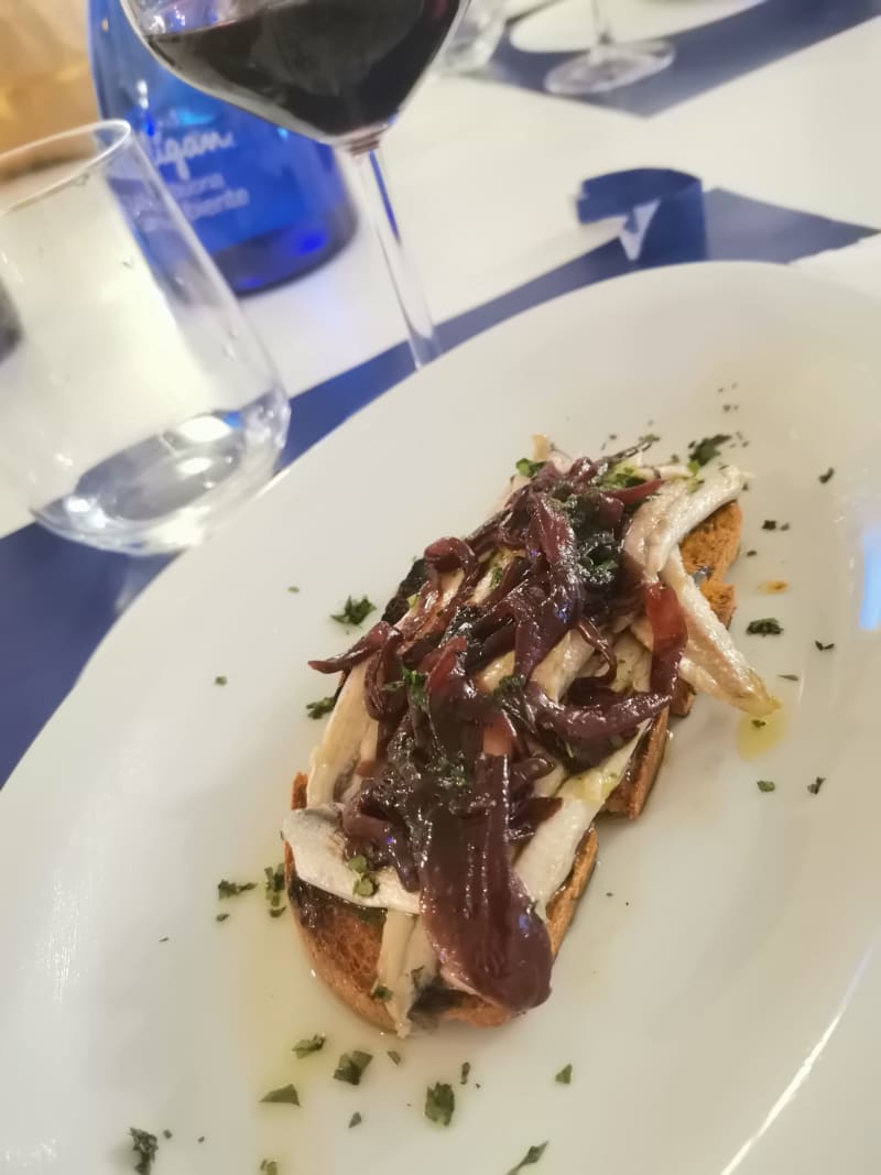 Crostone con acciughe marinate e cipolla caramellata - Luna Blu ristorante, La Spezia