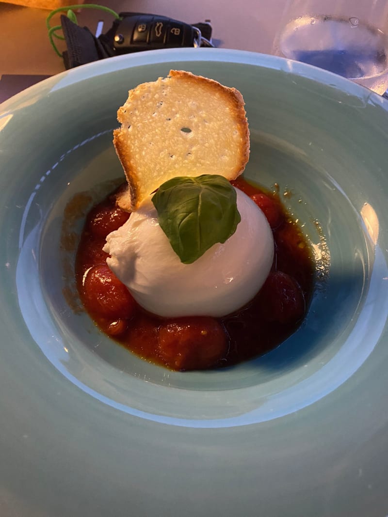 Burratina con pomodori datterini - Luna Blu ristorante, La Spezia