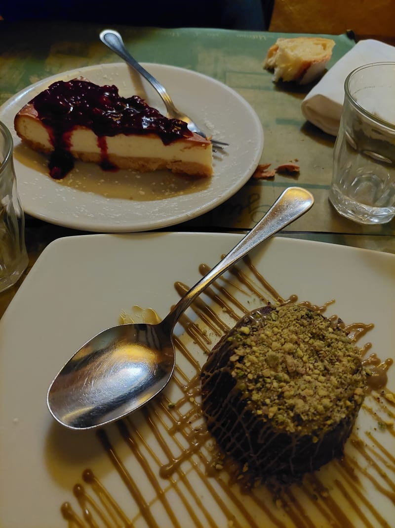 Cheesecake ai frutti di bosco e tortino al cioccolato con cuore al pistacchio - Giulio Pane e Ojo, Milan