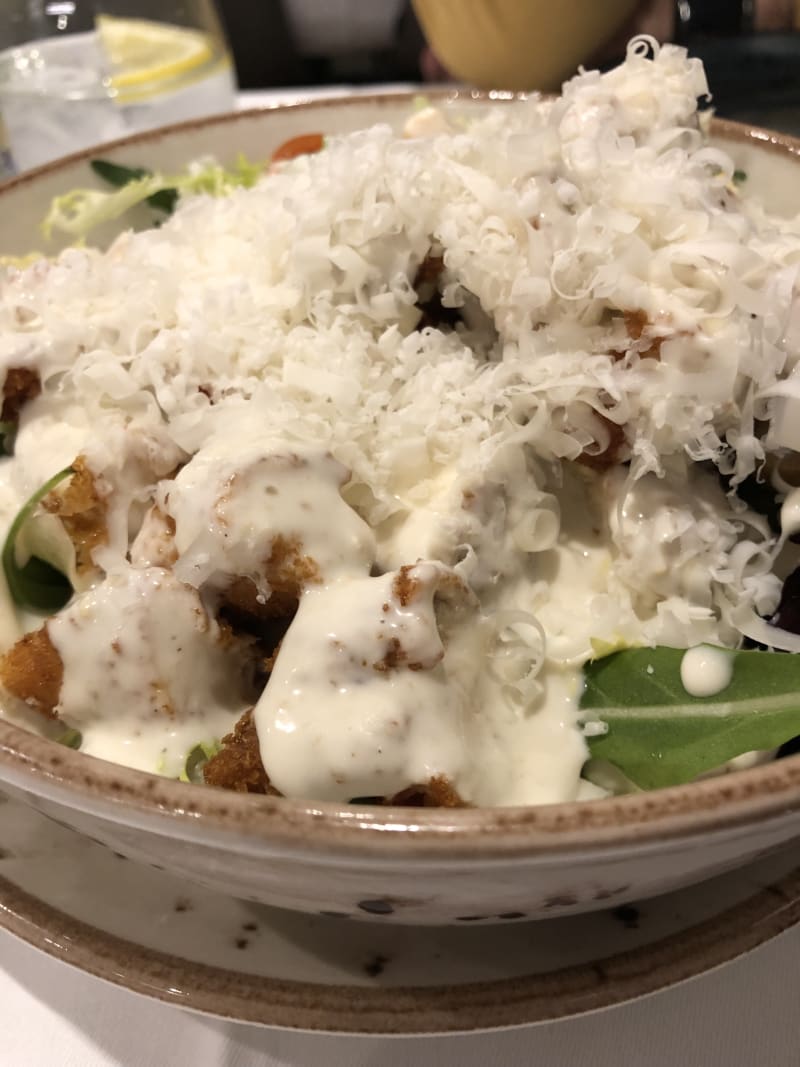 Ensalada cesar con parmesano, pollo crujiente y picatostes - Casa Covas, Barcelona