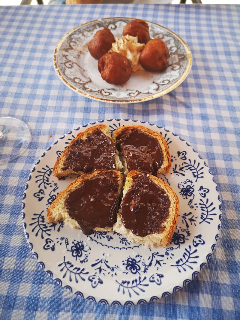 Pan con chocolate, aceite y sal y buñuelos rellenos de mascarpone - Morro Chico Tasca, Malgrat De Mar