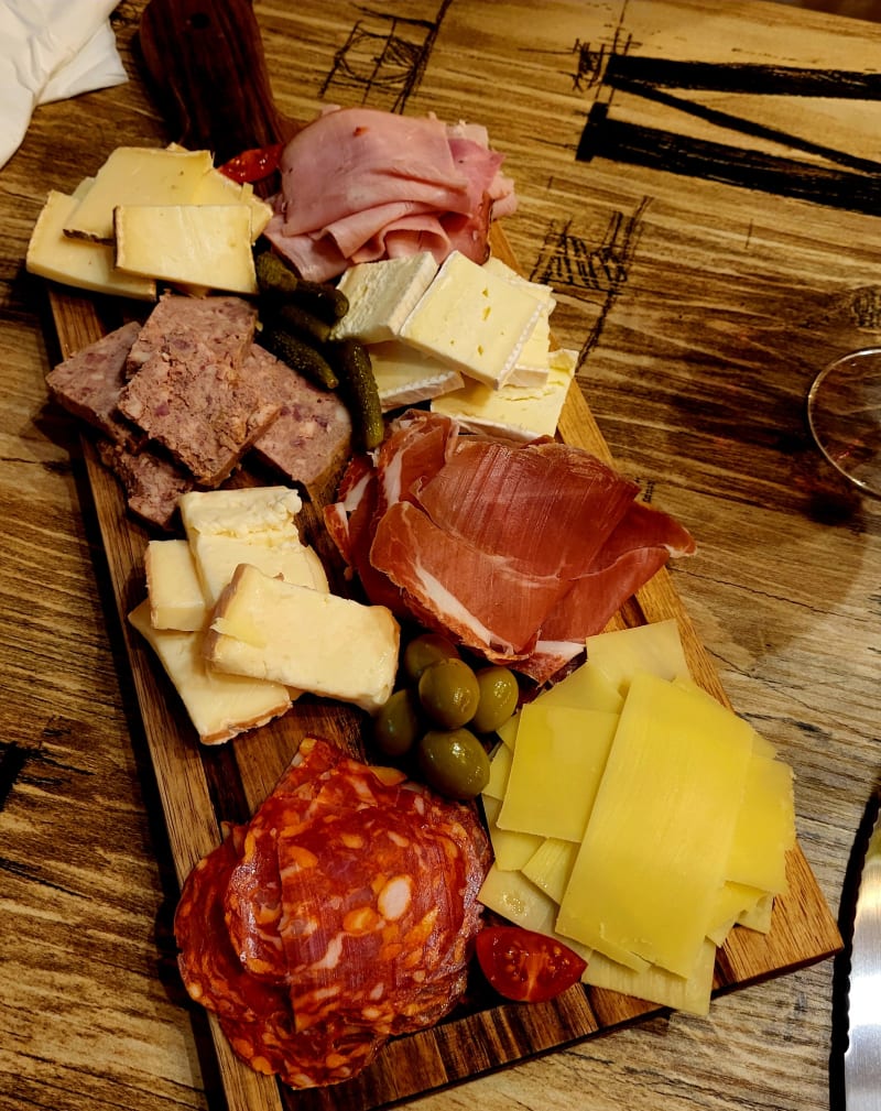 4 charcuteries / 4 fromages - LA CAVE DU CANAL, Paris