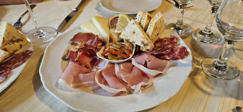 Antipasto Umbro (grande antipasto della casa con prosciutto di Norcia, salame perugino, lombetto di Trevi, mortadella grigliata, torta al pesto, pecorino umbro) - Villa Elda, Assisi