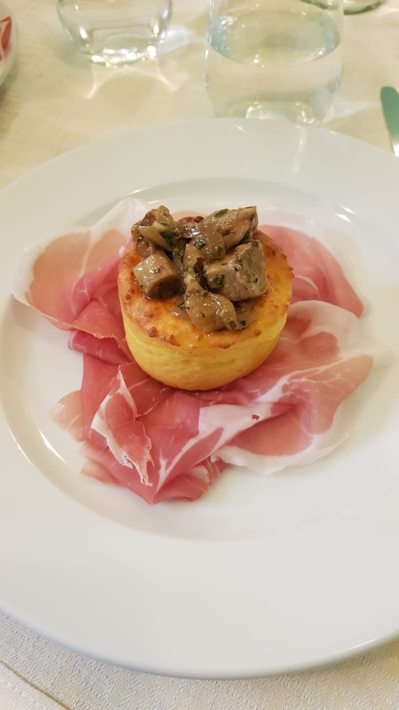 Flan di parmigiano guarnito di porcini trifolati e corona di prosciutto crudo - LA FILOMA, Parma