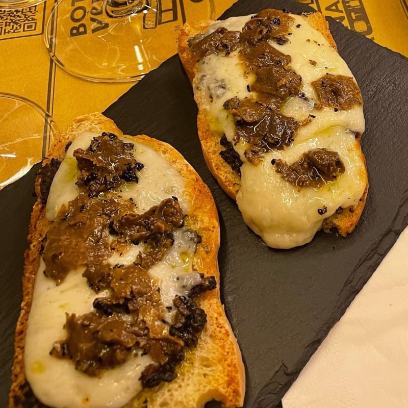 salsa tartufata con caciotta di mucca e tartufo grattugiato  - Bottega Vera, Orvieto