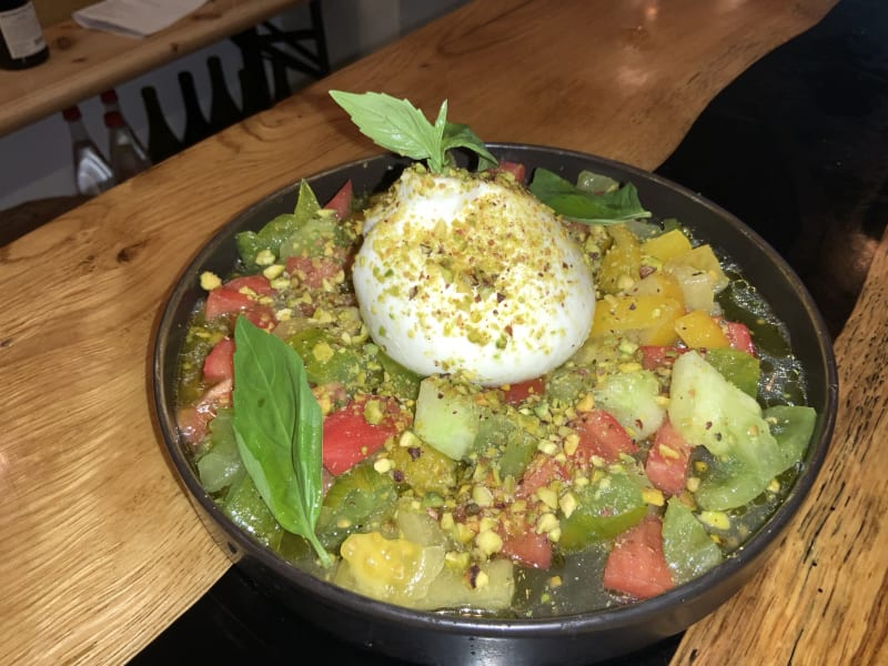 Burrata, panaché de tomate, huile d'olive et basilic frais - Allotrope, Paris