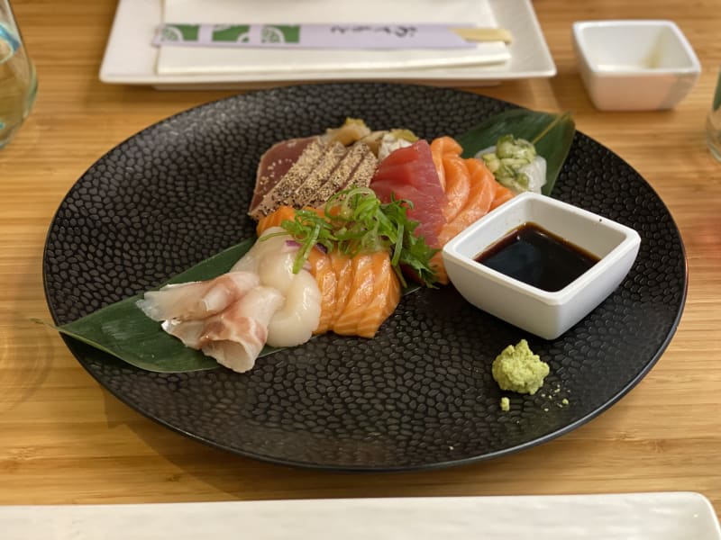 Sashimi van zeebaars, coquilles, coquilles met wasabi salsa, gemarineerde zalm, gewone zalm, geflambeerde zeebaars, gegrilde tonijn met poppy seeds en gewone tonijn. En om t af te maken echte Japanse wasabi. - Yuki Sushi, Leiden