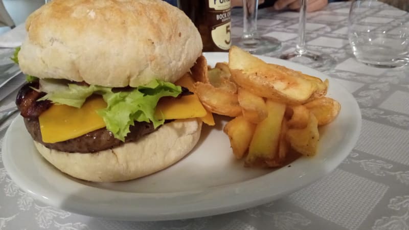 Hamburger con patatine ,prima  - Pasticceria Enoteca del Corso, Tradate