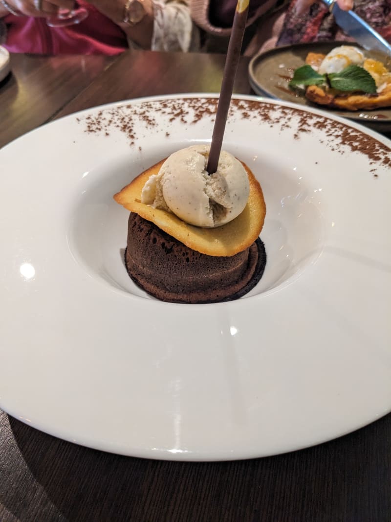 Cœur fondant au chocolat, glace vanille et tuile aux amandes + 2€  - L'Avenue, Rueil-Malmaison