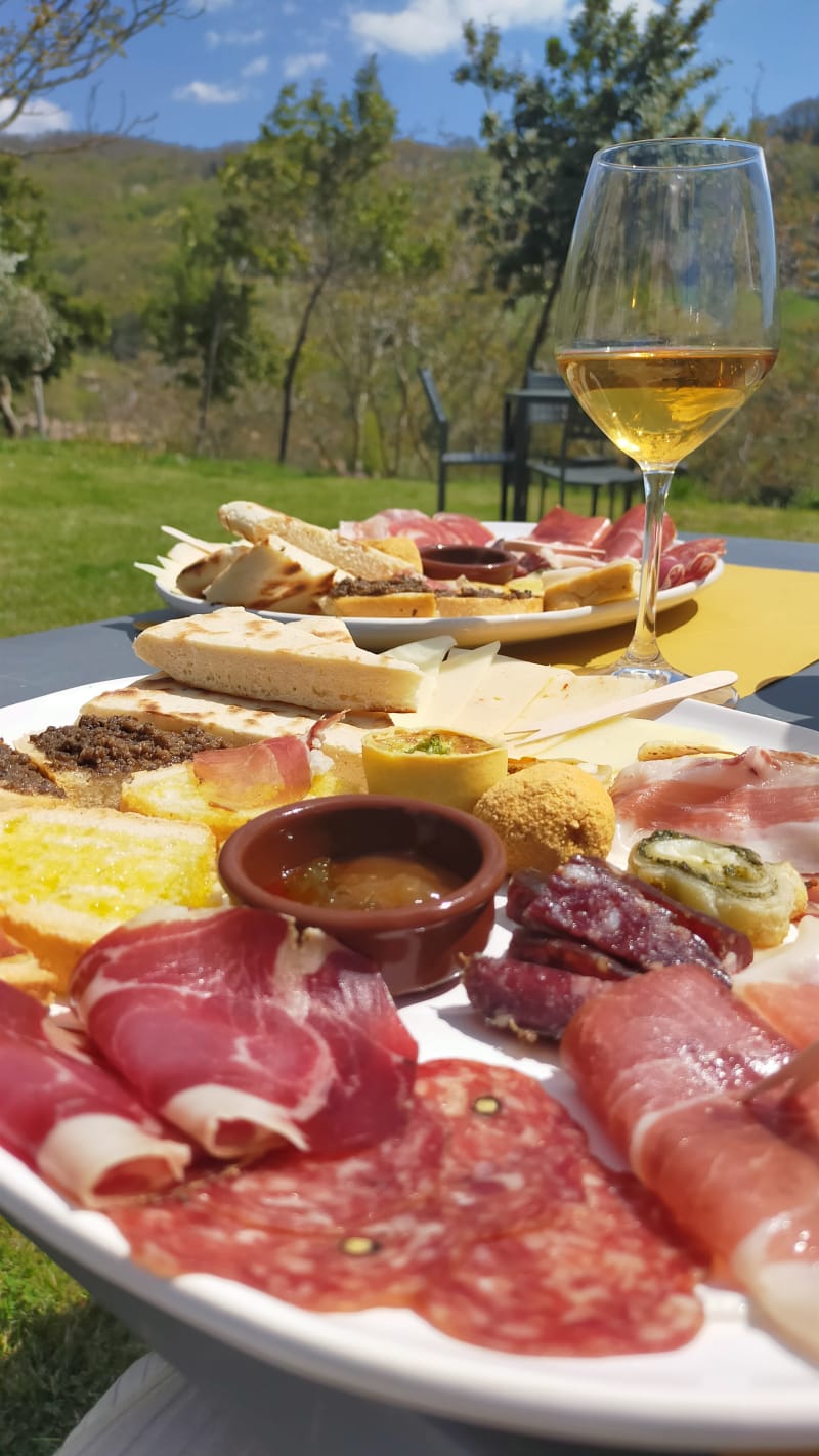 Tagliere misto salumi e formaggi produzione propria  - Tenuta Baroni Campanino, Assisi