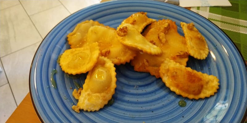 Focaccine al formaggio con miele e noci - In tù carrùggiu, Genoa