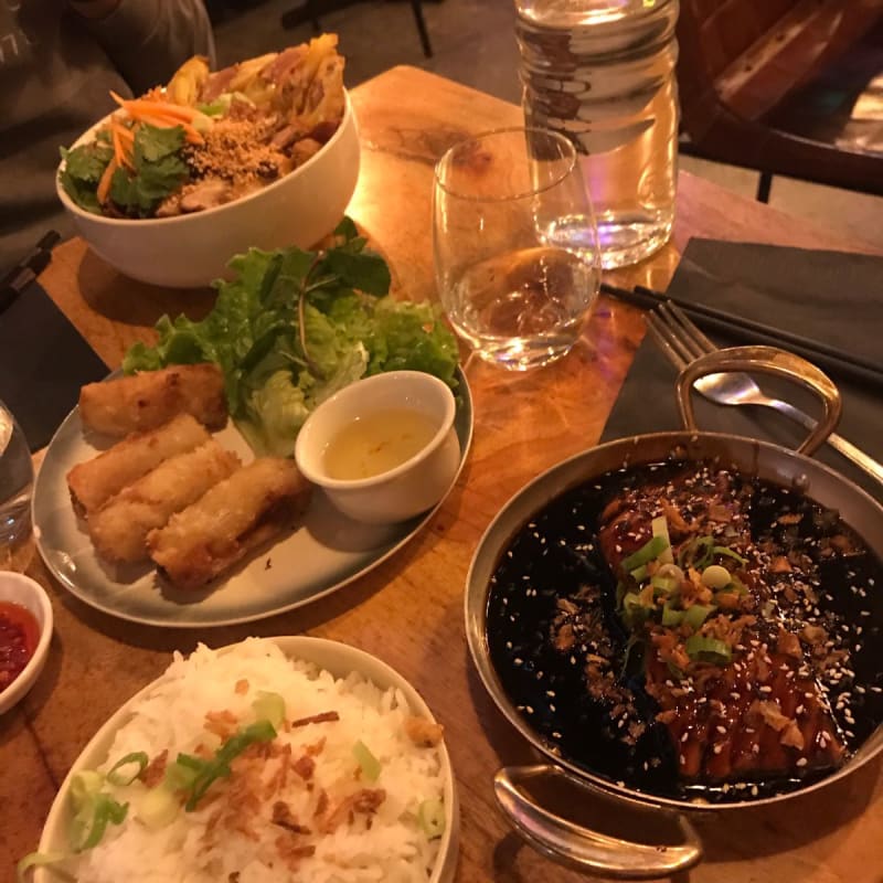 Lachs in Teriyaki Sauce mit Reis und Ente mit asiatischen Nudeln - Mian Fan Grands Boulevards, Paris