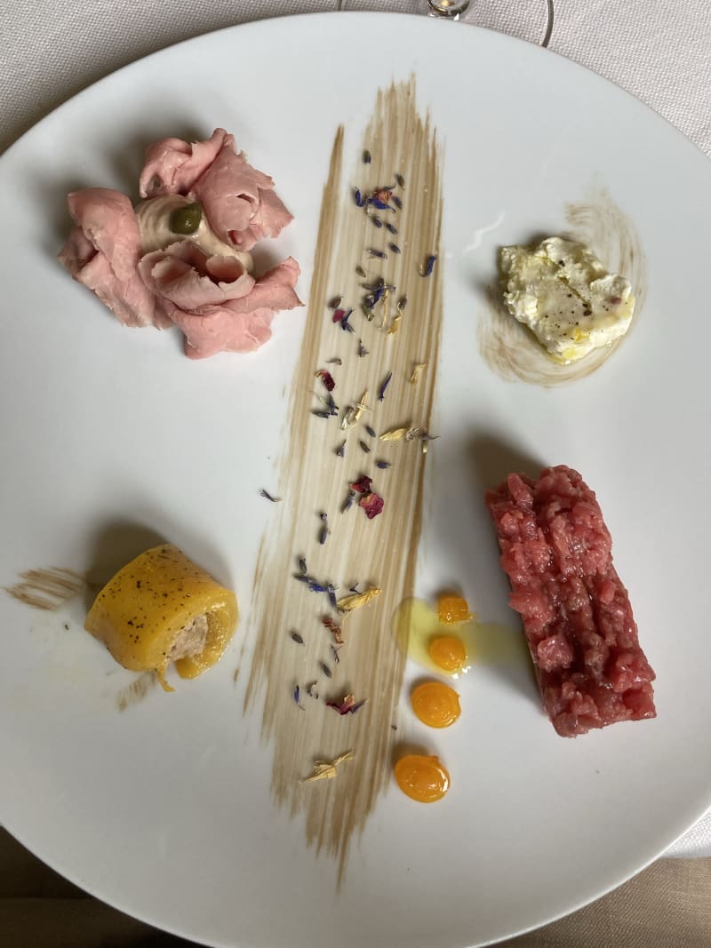 Degustazione Piemonte: Coscia di Fassona cruda battuta al coltello, Roccaverano Dop - Tradizionale vitello tonnato - Peperone al forno ripieno all’Astigiana - San Marco Ristorante, Canelli