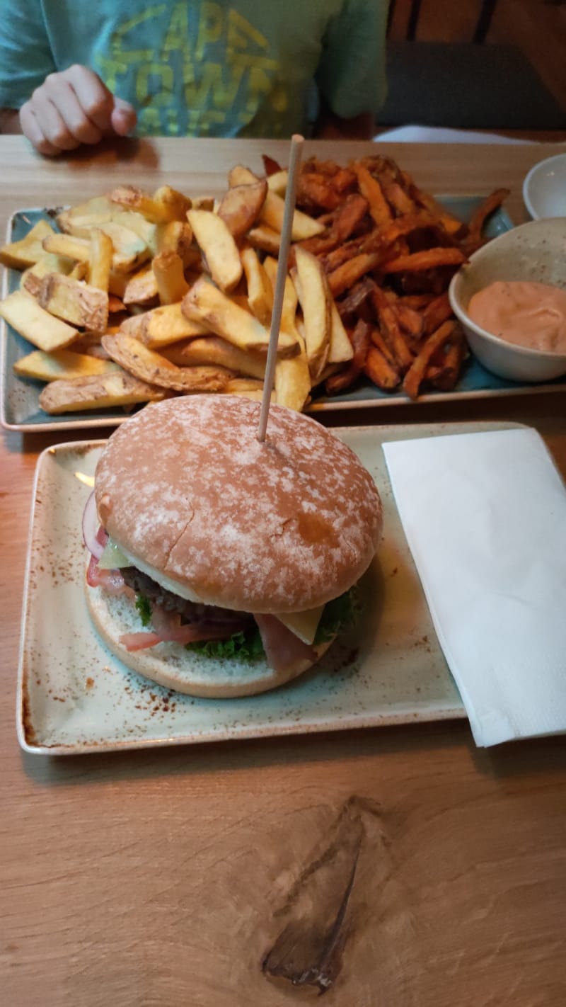 Hans Im Gluck Burgergrill Bar Halle Kleine Marktstrasse In Halle Saale Restaurant Reviews Menu And Prices Thefork