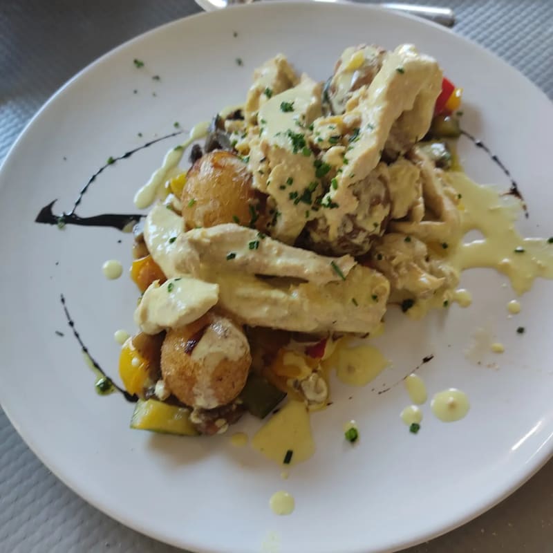 Émincé de poulet et gingembre 4 épices accompagné de ratatouille et pommes grenaille  - Iroko, Neuilly-sur-Marne