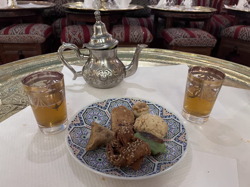 Thé à la menthe et assortiment de patisseries - Marrakech, Paris
