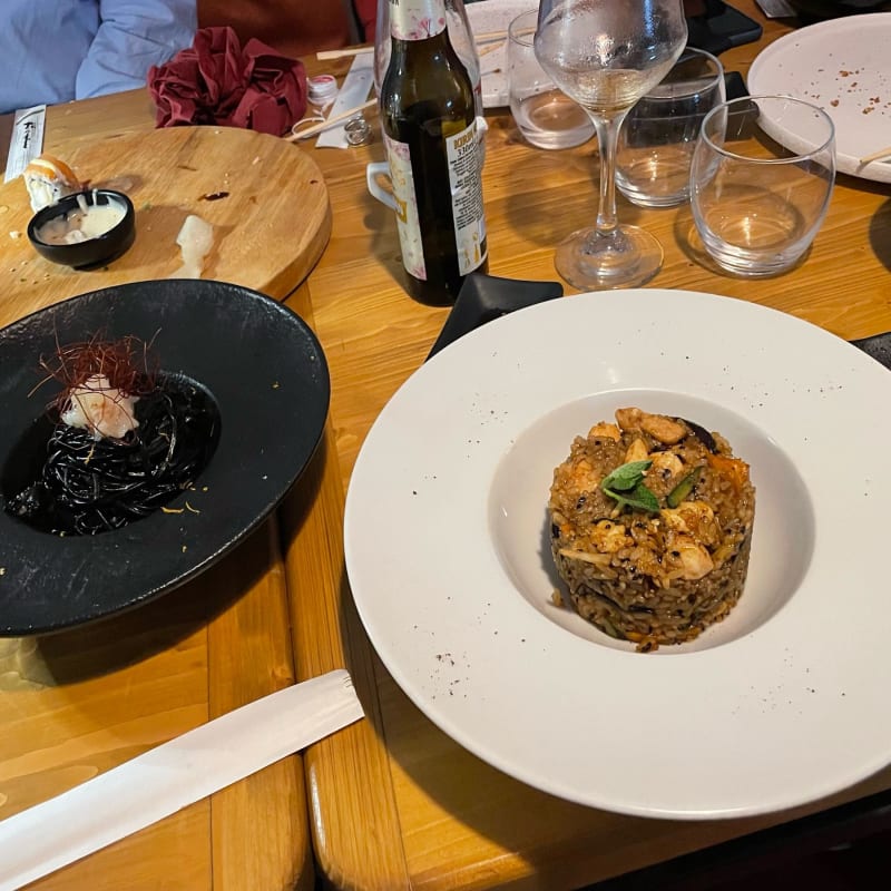 Spaghetti al nero di seppia e riso con pollo e verdure - Aijap, Castellammare Di Stabia