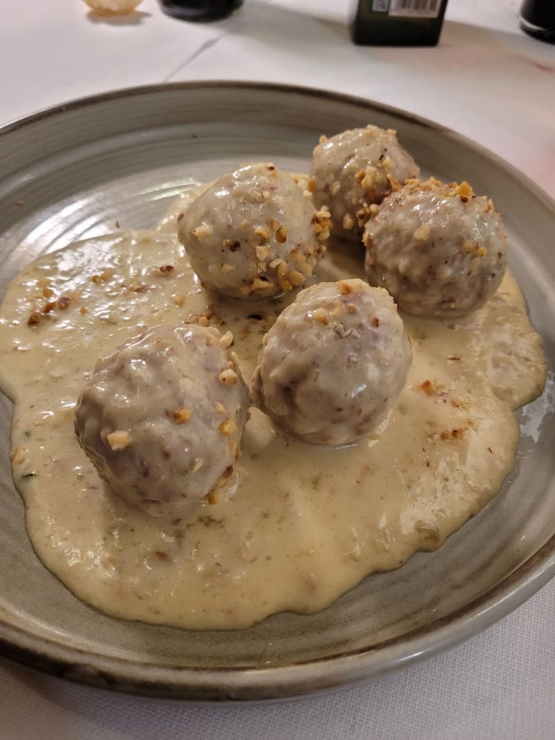 Canederlotti con Salsa al Puzzone di Moena e Nocciole Tostate - 4 Stagioni, Trento