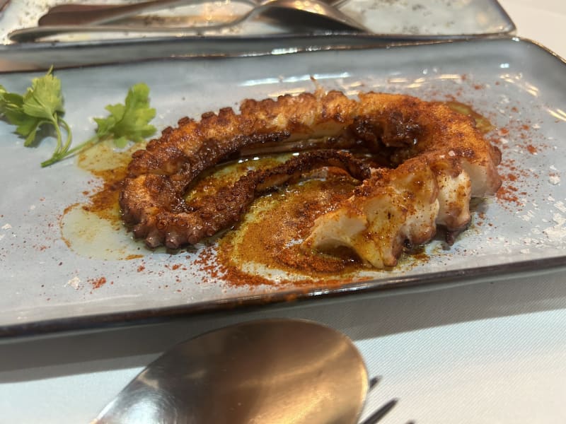 Pulpo a la plancha o frito con ajetes tiernos (100gr.) - La Maçana Menjars i Art, Alicante