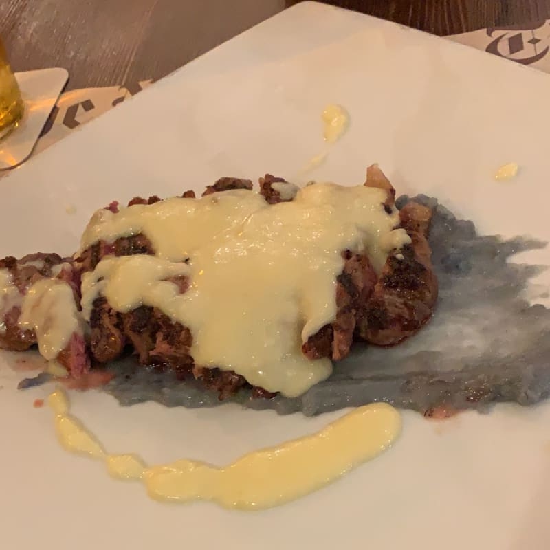 Tagliata di Angus con fonduta di patata viola e provolone del Monaco - Matuta