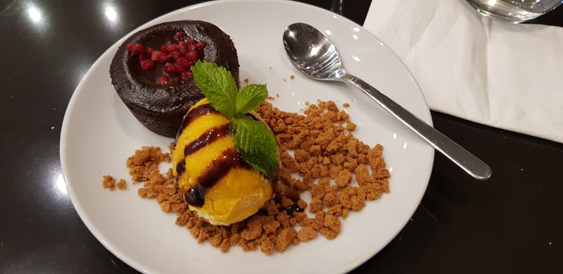 Mi cuit chocolat- glace mangue - Cevichería Punchy, Paris