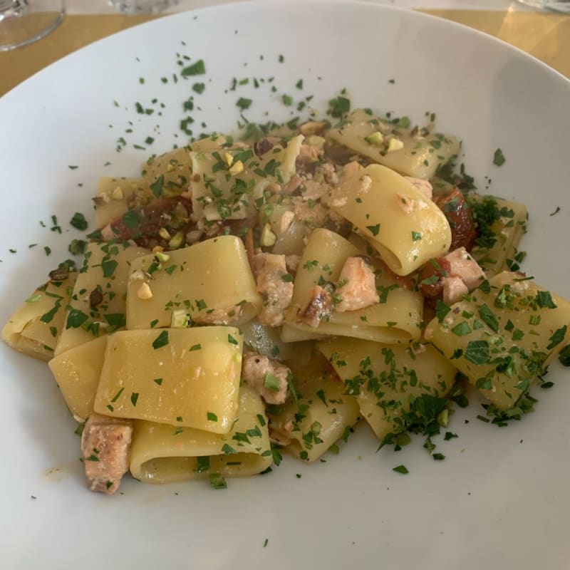 Calamarata salmone, pomodori secchi e pistacchi - La Barriera Trattoria