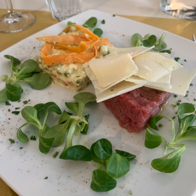 Carne cruda e scaglie di parmigiano - La Barriera Trattoria