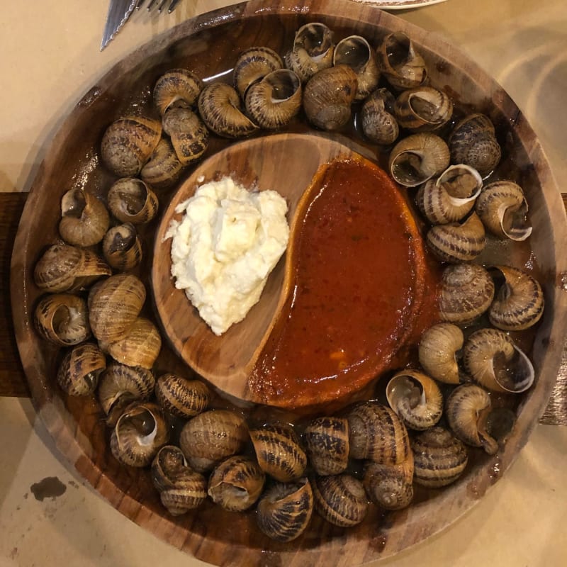 Caracoles muy tiernos acompañados con salsa de tomate y con aioli. - L' Argadà, Girona