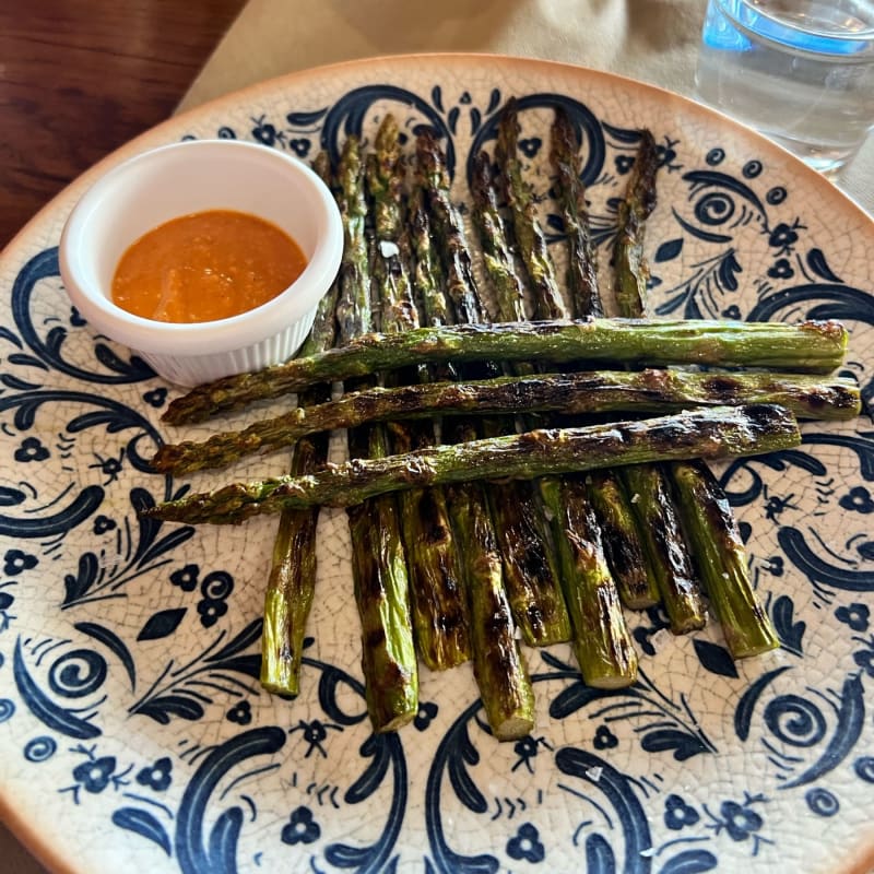 Espàrrecs amb salsa romesco - L' Argadà, Girona