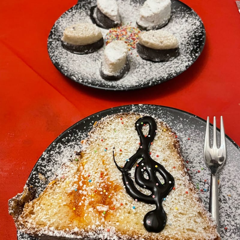 Panettone de naranja y bombones de mazapán  - Dixeebe Lounge & Bistrot, Pisa